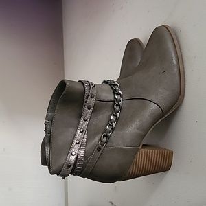 JENNIFER LOPEZ AMBER GRAY TAUPE LEATHER ZIP CLOSURE BOOTIES WOMEN’S SIZE 9M NEW